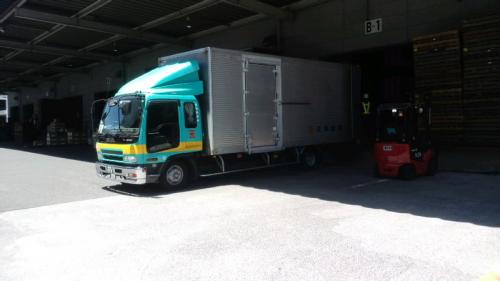 営業車　積み込み風景